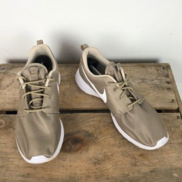 NIKE Roshe gold running sneaker women’s size 9.5 - Picture 3 of 10